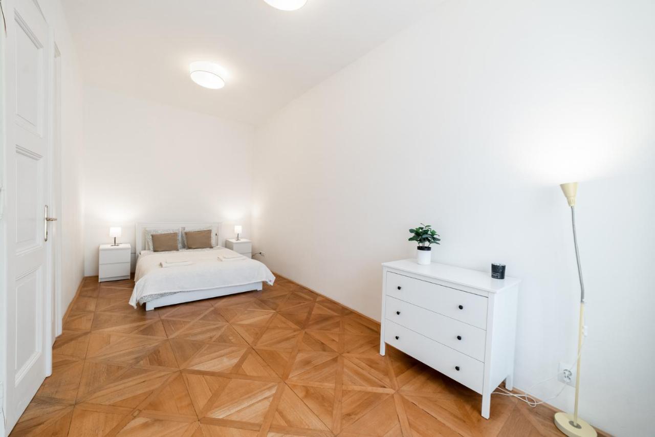 Exclusive Apartment Near Kafka'S Head Prága Kültér fotó
